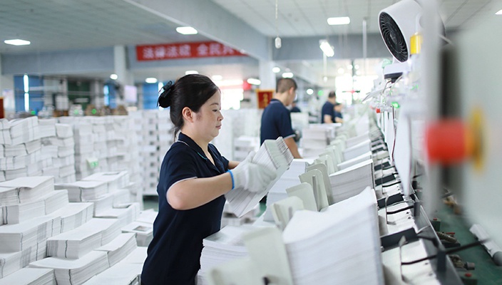 新華印務鉚足干勁 確?！罢n前到書 人手一冊”